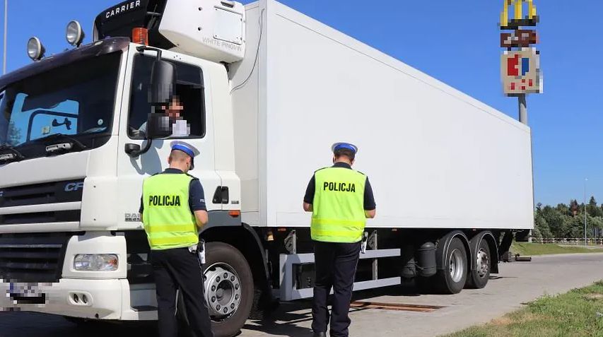 Był kompletnie pijany i przejechał tak 300 km. Na koniec złożył policjantom ofertę