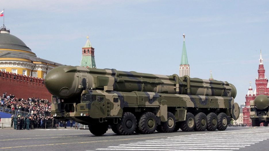 Parada wojskowa w Dzie� Zwyci�stwa w Moskwie
Moskwa, Rosja, 09.05.2008. Rosyjskie pociski balistyczne Topol-M, zaprezentowane podczas defilady na Placu Czerwonym w Moskwie, w zwi�zku z obchodami Dnia Zwyci�stwa, 9 bm. W Rosji obchodzono 63. rocznic� zwyci�stwa nad hitlerowskimi Niemcami. Odby�a si� pierwsza od ponad 17 lat defilada z udzia�em sprz�tu wojskowego. (mr) PAP/EPA/SERGEI CHIRIKOV
SERGEI CHIRIKOV