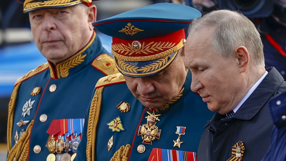 Putin i rosyjski minister obrony Siergiej Szojgu podczas parady z okazji Dnia Zwycięstwa, 9 maja 2022 