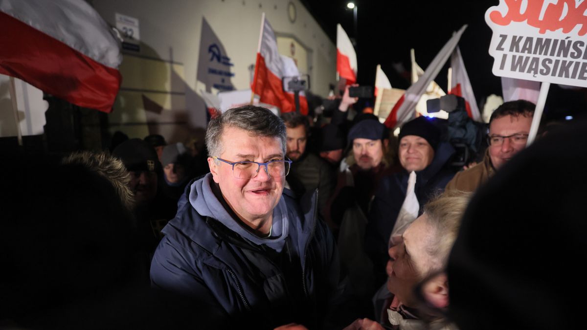 Przytuły Stare, 23.01.2024. Były sekretarz stanu w Ministerstwie Spraw Wewnętrznych i Administracji Maciej Wąsik (C) przed Zakładem Karnym w Przytułach Starych, 23 bm. Maciej Wąsik opuścił Zakład Karny w Przytułach Starych. (sko) PAP/Leszek Szymański