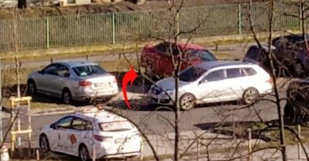 Sąsiad zobaczył podniesione auto i zadzwonił na policję. Biały dzień im nie przeszkadzał