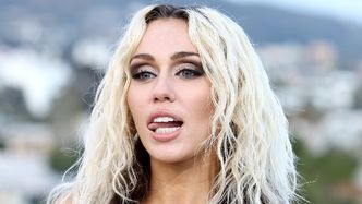 Miley Cyrus świeci golizną na okładce brytyjskiego "Vogue'a"... (FOTO)