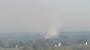 Ogromny pożar na wysypisku śmieci w Radomiu. Słup dymu widać z daleka. Z ogniem walczy 8 zastępów straży pożarnej