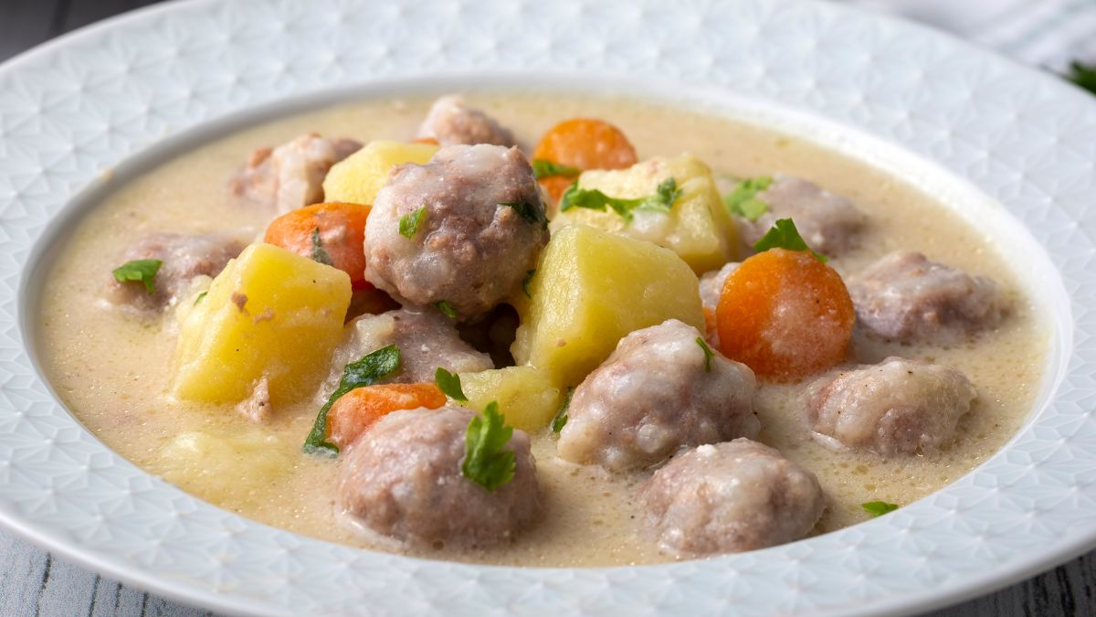 Pyszna i pożywna zupa klopsikowa