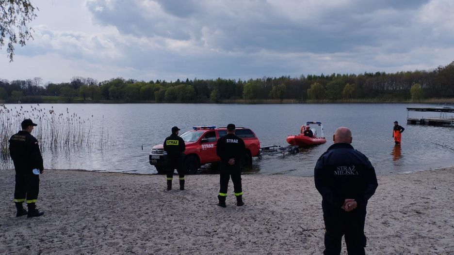 Na brzegu jeziora znaleziono dziesiątki martwych ptaków