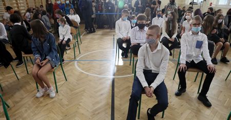 Powrót do szkoły. Dzieci na lekcje, a rodzice do lekarzy. "Blokują kolejki"