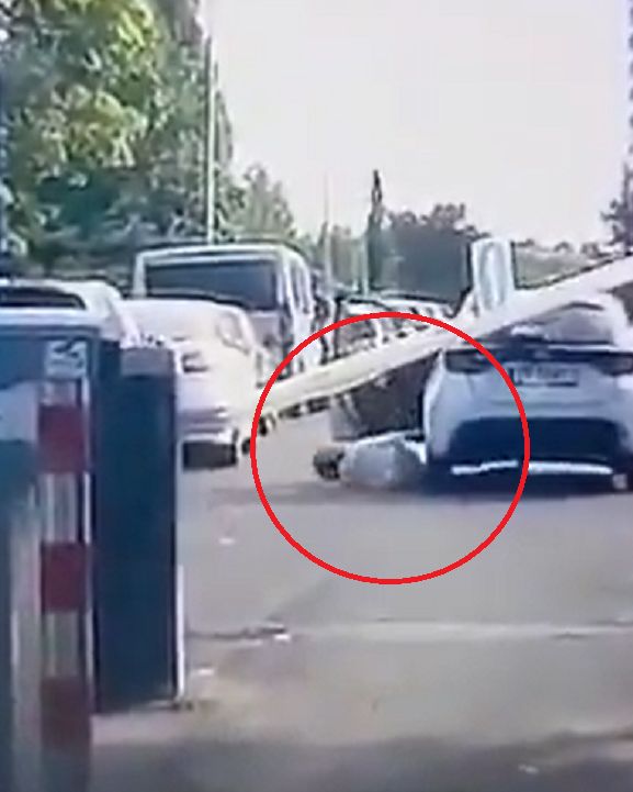 Wideo: Wysiadła z auta, by wziąć bilet. Potem zaczęła się walka o życie