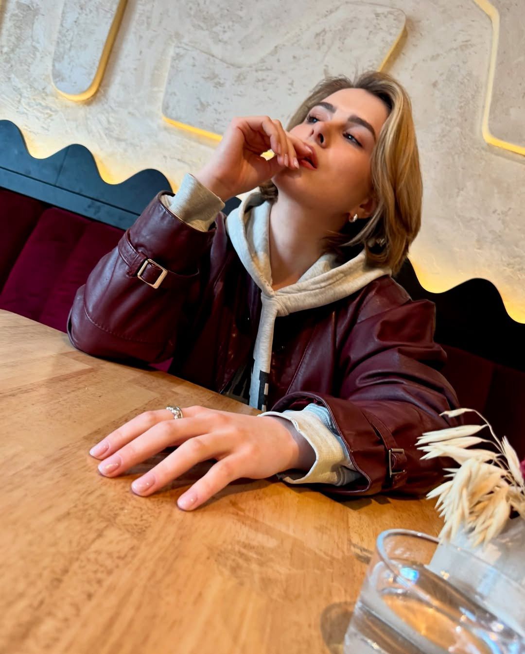 Anna-Maria Sieklucka w burgundowym płaszczu 
