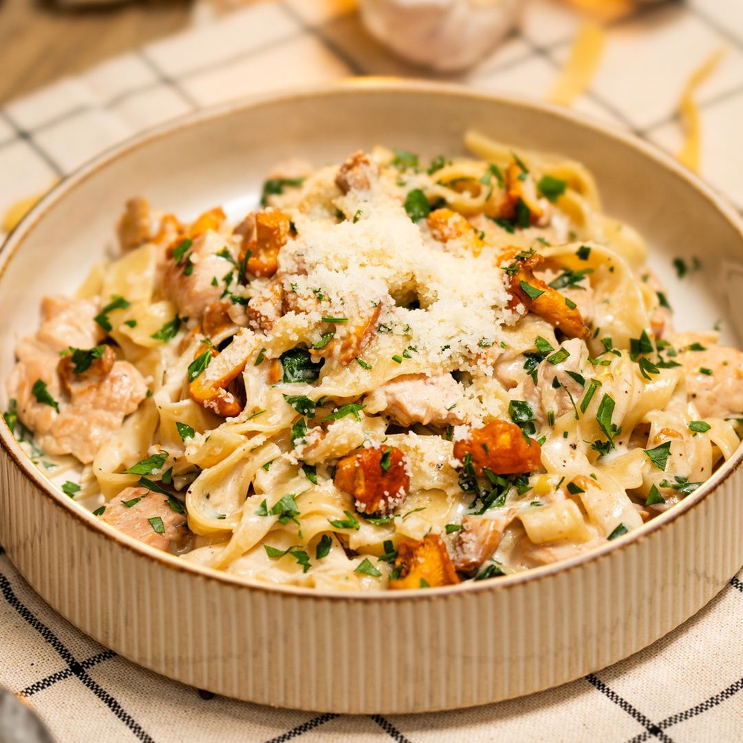 Pasta with chicken and chanterelle mushrooms