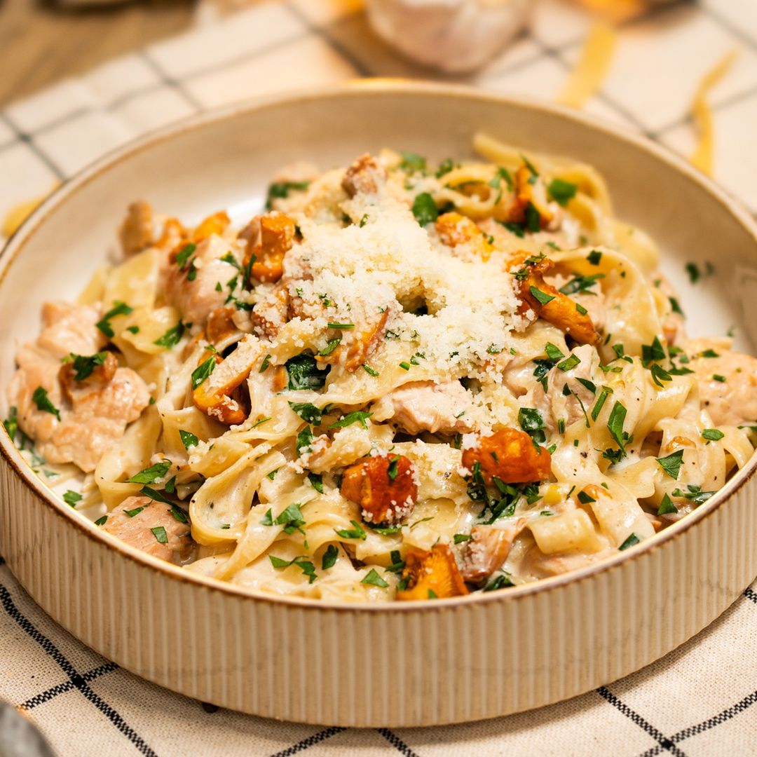 Pasta with chicken and chanterelle mushrooms