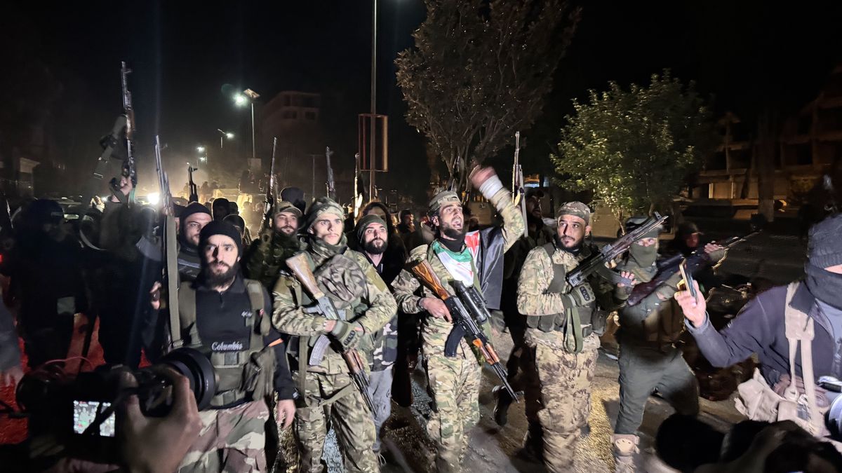 HOMS, SYRIA - DECEMBER 08: The armed groups opposed to Bashar al-Assad's regime, led by Hay'at Tahrir al-Sham (HTS), which have been fighting regime forces since Nov. 27, took control of the city center of Homs province on December 08, in Syria. (Photo by Izettin Kasim/Anadolu via Getty Images)