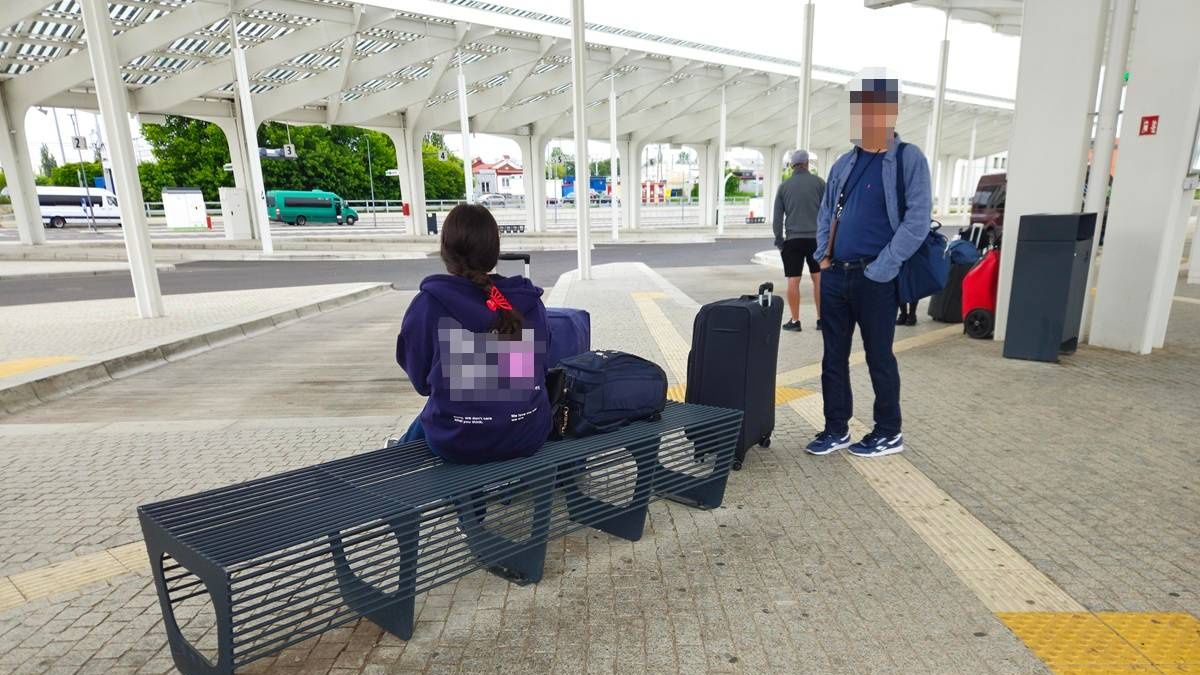 Pasażerka siedząca na ławce na peronie Dworca Lublin