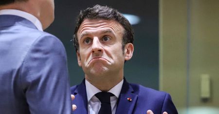 Macron mówi, by "nie upokarzać Rosji". Ale propaganda Kremla nie ma dla niego litości