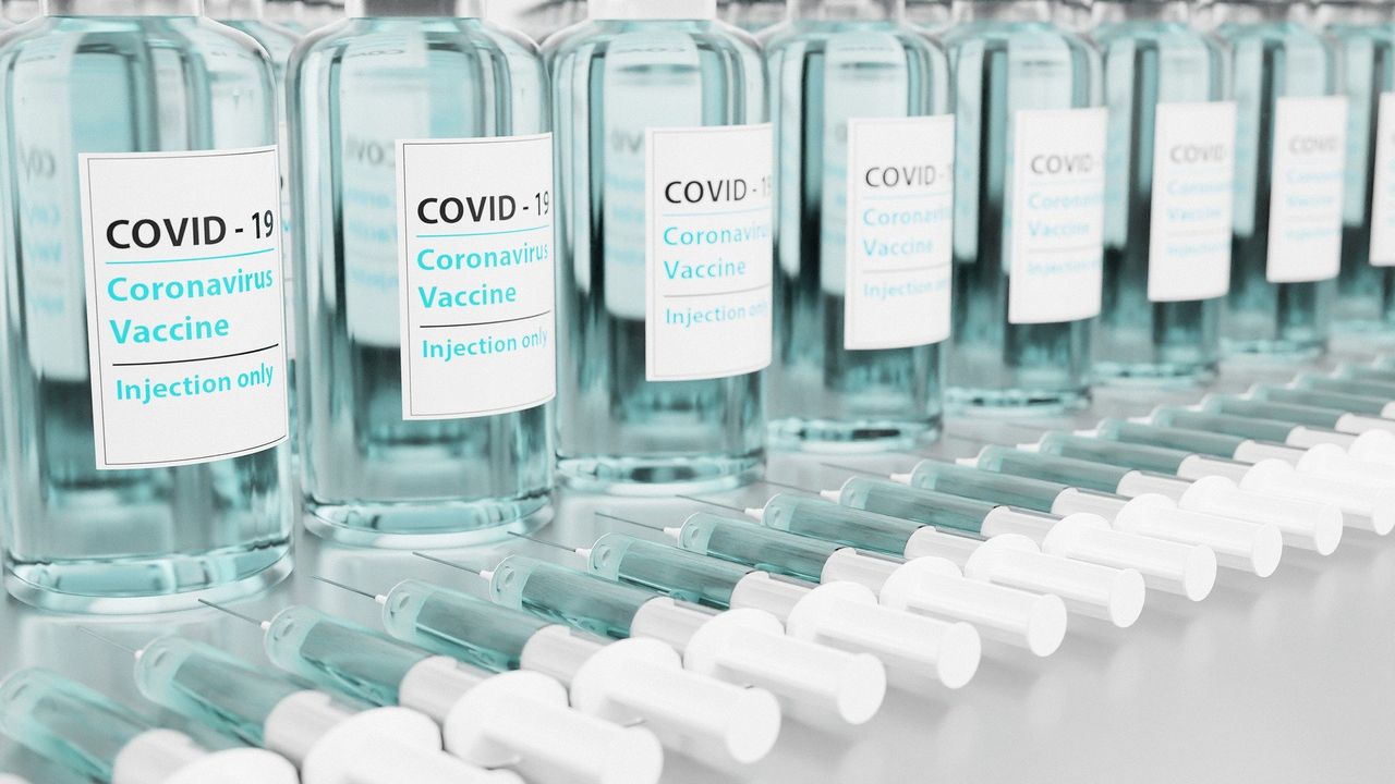 Rejestracja na szczepienia przeciwko COVID-19 poza kolejką? To możliwe za sprawą luki w e-skierowaniach