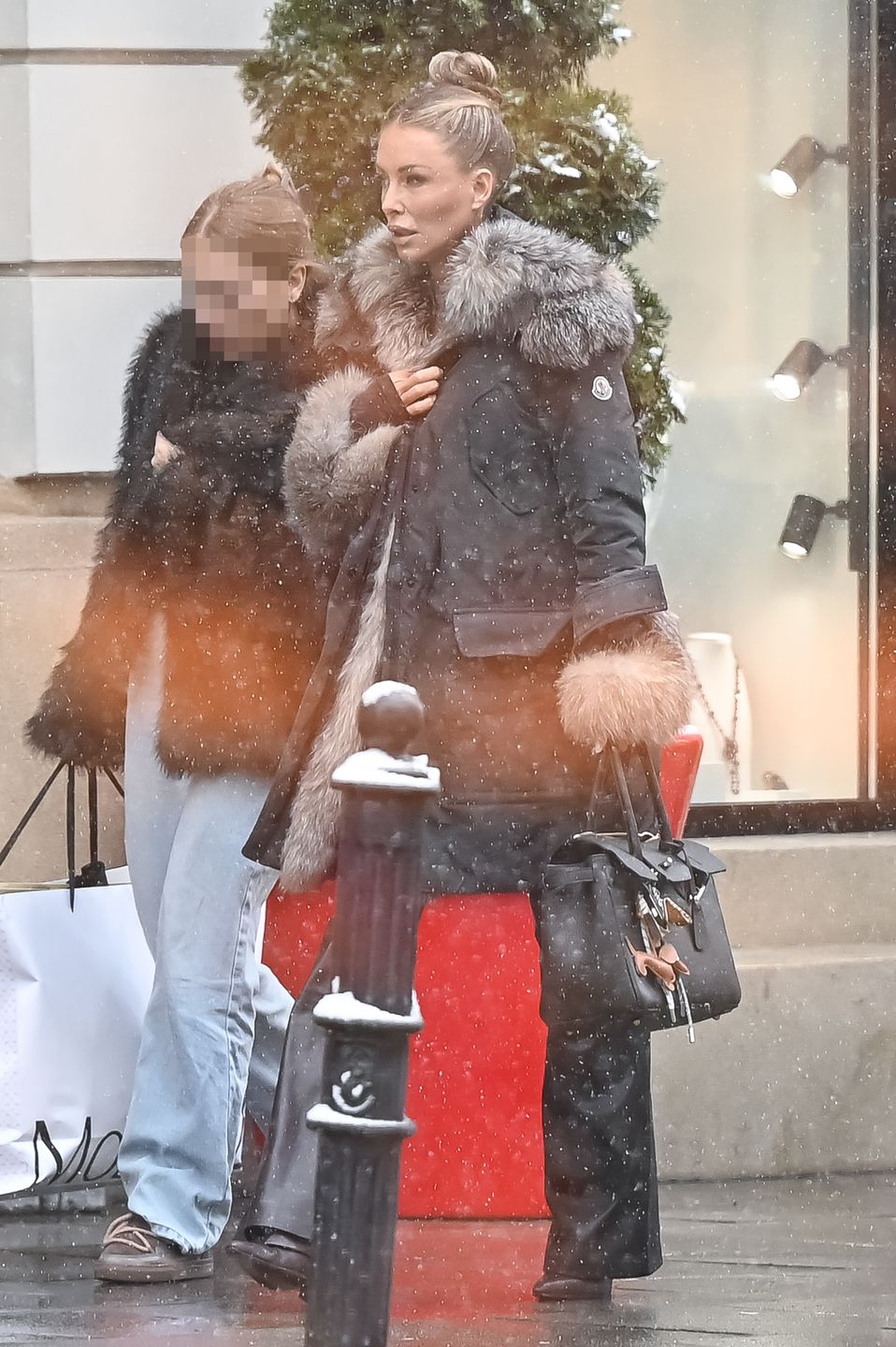 Odpicowana Małgorzata Rozenek pędzi do jubilera