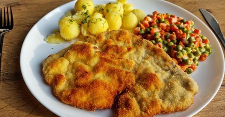 Nie moczę mięsa w mleku, a innym produkcie. Kotlety schabowe wychodzą miękkie i delikatne