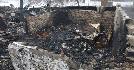 Nie chciało się palić w piecu, więc dolał benzyny. 57-latek spalił cały dom. Dwie osoby z oparzeniami ciała