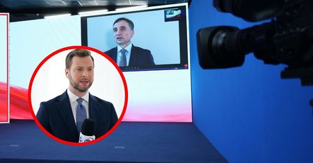 Zadrwił z Ziobry na początku programu. Przywitał widzów z ekranu