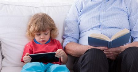 Dzieci do 2. roku życia w ogóle nie mogą patrzeć w ekrany. WHO ostrzega