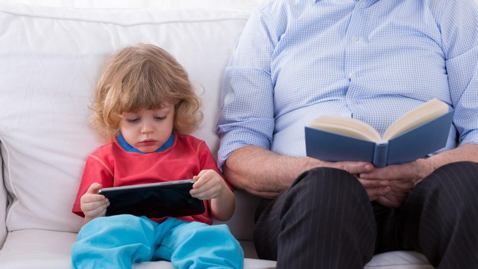 Dzieci do 2 r.ż. nie powinny w ogóle korzystać z telefonów lub tabletów