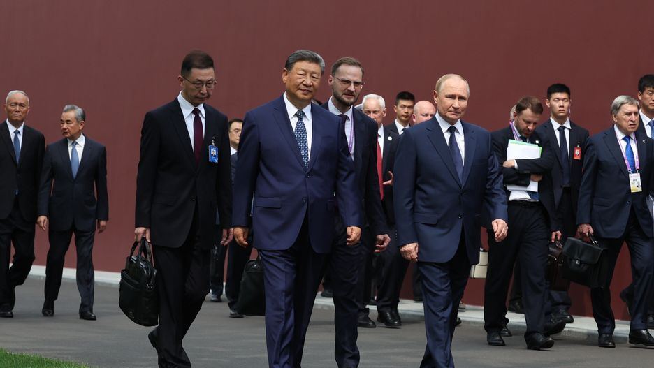 Russian President Vladimir Putin (C-R) and Chinese President Xi Jinping walk in the garden during a meeting at the Zhongnanhai residence, the residence of the Chinese leader, in Beijing, China, 02 September 2025. EPA/ALEXANDER KAZAKOV/SPUTNIK/KREMLIN / POOL MANDATORY CREDIT Dostawca: PAP/EPA.