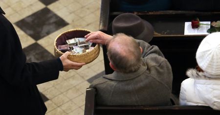 Parafianie oddają 10 proc. wypłaty na Kościół. Proboszcz tłumaczy