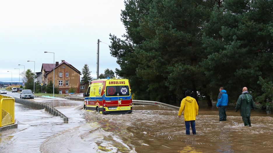 Zalane ulice we wsi Lubrza w województwie opolskim
