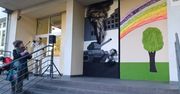 Poznań: Tekstylny mural "Odzieżówki" z mocnym przesłaniem pokoju