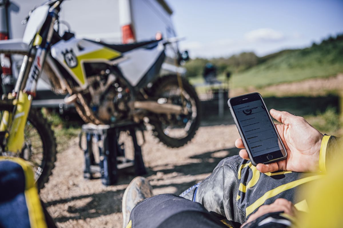 Aplikacja myHusqvarna pozwala zmienić ustawienia motocykla.