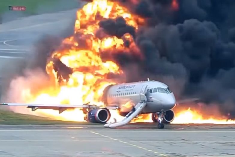 Samolot stanął w płomieniach po awaryjnym lądowaniu
