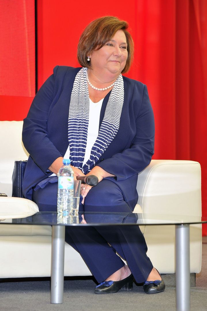 Urodzona 11 maja 1953 roku w Warszawie jako Anna Dziadzia (potem Dembowska). Jej matka, Hana Rojer, ocalała z Holokaustu. Ojciec, Jan Dziadzia, pracował w Ministerstwie Bezpieczeństwa Publicznego. W latach 60., na fali antysemickich czystek, oboje rodzice Anny zostali zmuszeni do wcześniejszej emerytury. To doświadczenie wpłynęło na jej wrażliwość społeczną i późniejsze zaangażowanie w życie publiczne. 
