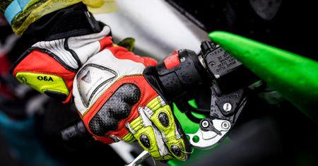 Rękawice motocyklowe będą obowiązkowe w Hiszpanii. To nie pierwszy taki kraj