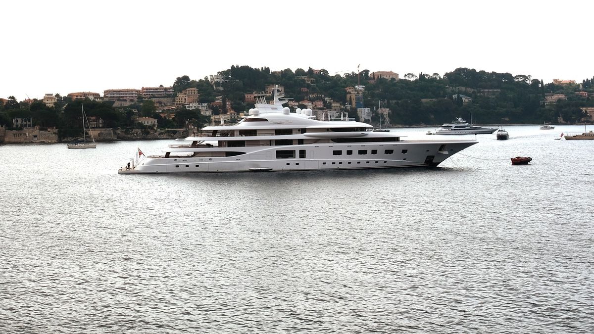 Jacht Quantum Blue wyprodukowany przez Lürssena. Należy do rosyjskiego oligarchy Siergieja Galickiego