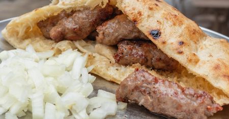 Zamiast kiełbasy czy karkówki kładę na grill chorwackie cevapcici. Przepis przywiozłam z urlopu