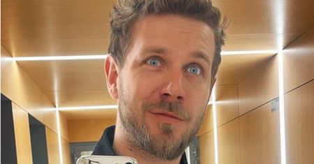 Antek Królikowski pozuje z wymowną okładką i składa fanom (?) wielkanocne życzenia po powrocie na Instagrama... (FOTO)