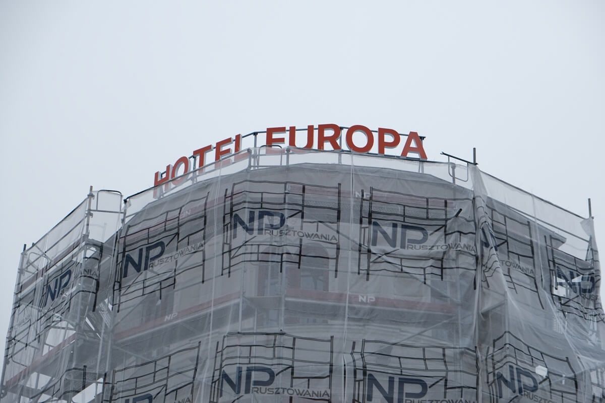 Nowe logo na budynku Hotelu Europa w Lublinie