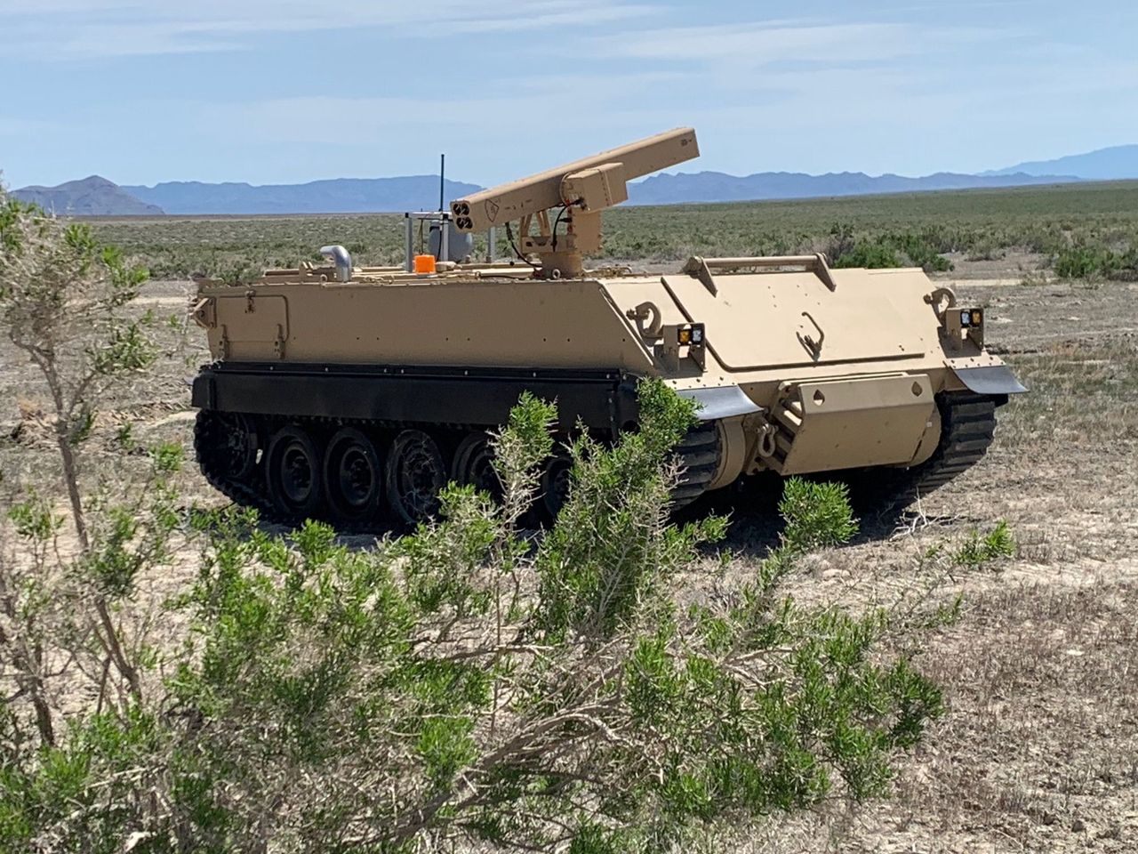 Autonomiczny M113 od BAE Systems na poligonie.