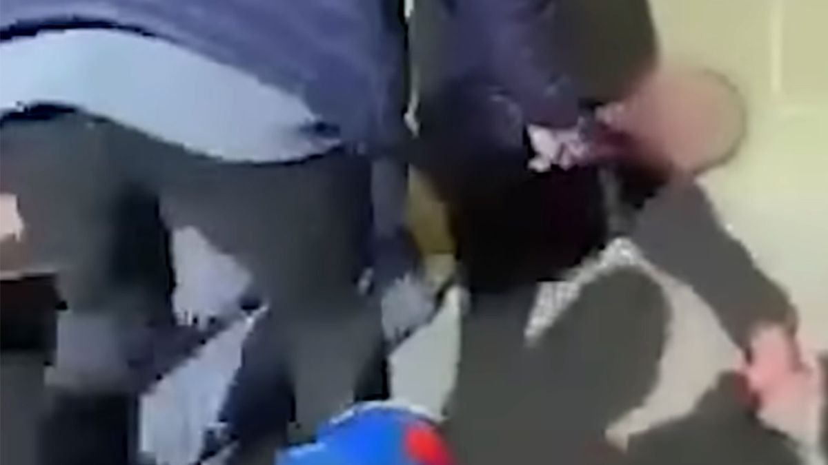 Brutalne porachunki przed szkołą. Uczeń padł nieprzytomny na ziemię