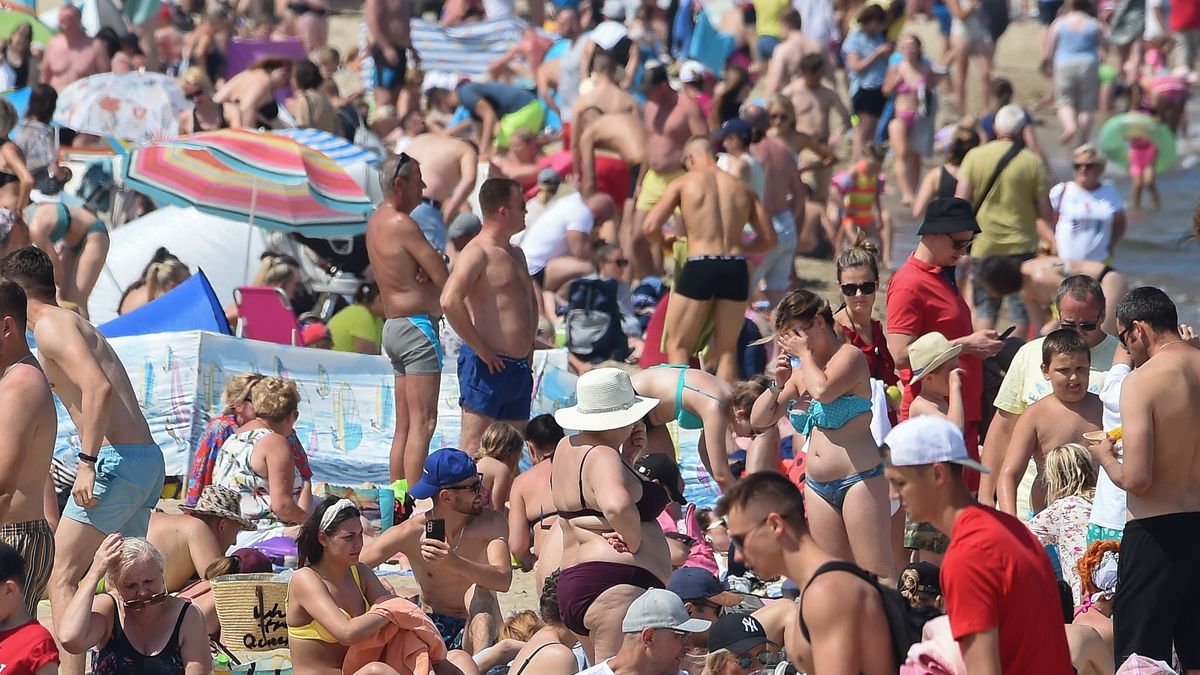 Upalny dzien nad polskim morzem
Sopot, 26.06.2022 r. Mieszkancy Trojmiasta i turysci w upalny czerwcowy dzien na plazy w Sopocie.,Image: 702959041, License: Rights-managed, Restrictions: , Model Release: no, Credit line: Lukasz Dejnarowicz / Forum
Lukasz Dejnarowicz / Forum
pogoda, upal, lato, wakacje, temperatura, slonce, slonecznie, goraco, upaly, upalnie, tlumnie, opalanie, wypoczynek, morze, plaza, plazowanie, baltyk, baltyckie, relaks, odpoczynek, turystyka, polskie wybrzeze