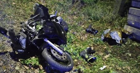 Stracił panowanie nad motocyklem i uderzył w betonowe płyty. 17-latek i jego 13-letnia siostra trafili do szpitala [ZDJĘCIA]