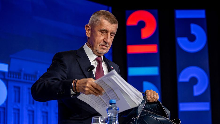 Former Czech Prime Minister Andrej Babis, leader of the ANO (YES) movement, prepares for a televised debate at CNN Prima News in Prague, Czech Republic, 01 October 2025. The Czech Republic will head to the polls on 03 and 04 October 2025 to elect a new parliament. EPA/MARTIN DIVISEK Dostawca: PAP/EPA.