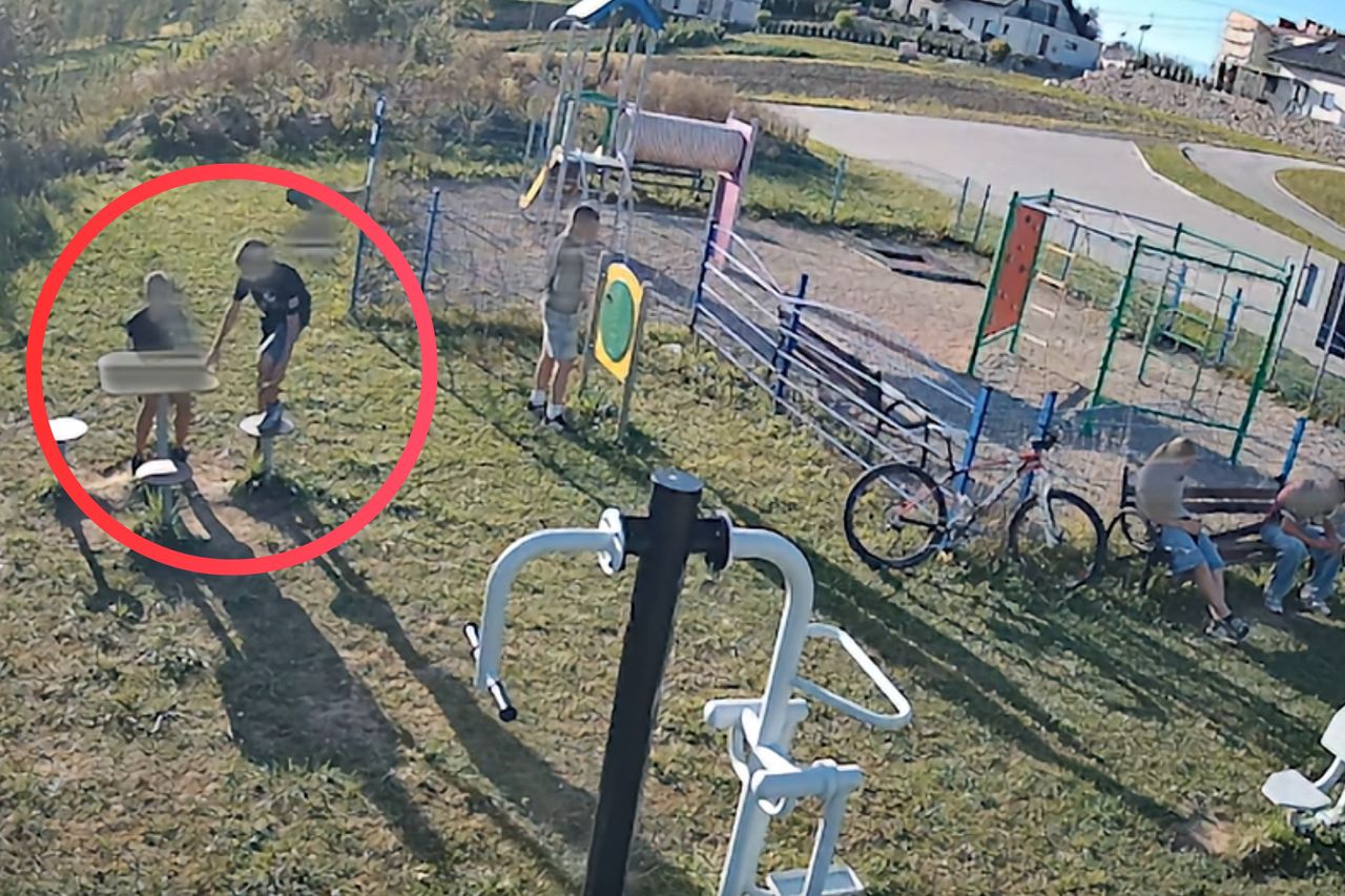 Dewastują plac zabaw przy remizie. Strażacy pokazali nagranie