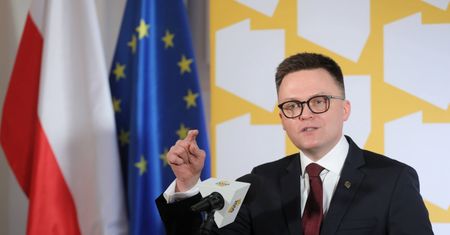 Najnowszy sondaż. Partia Hołowni blisko KO. Sześć ugrupowań w Sejmie