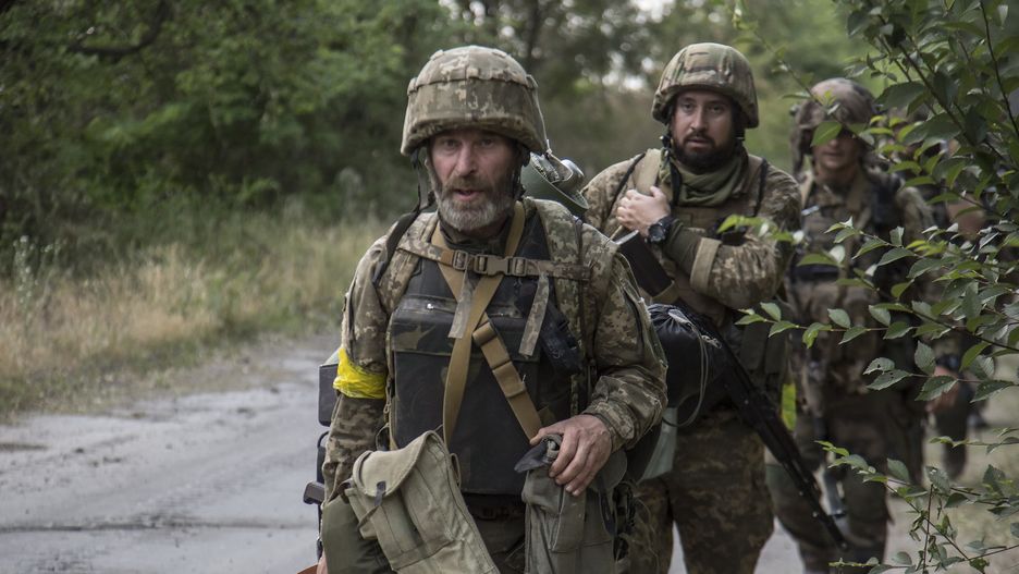 Ukrainian servicemen go to a position in the city of Severodonetsk of Luhansk area, Ukraine, 19 June 2022 (issued 21 June 2022). The city of Severodonetsk and its surroundings witnessed heavy fighting for the last days. Ukrainian troops control a part of city include the Azot plant where 568 people, including 38 children, remain in the bomb shelters, the head of the Luhansk Regional State Administration Serhiy Haidai said on June 21. On 24 February Russian troops entered Ukrainian territory starting a conflict that has provoked destruction and a humanitarian crisis. EPA/OLEKSANDR RATUSHNIAK Dostawca: PAP/EPA.