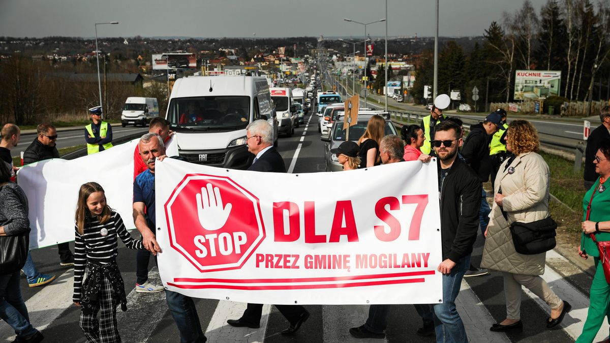 Blokada S7 w Libertowie pod Krakowem
13.04.2022 Krakow , Libertow , Gorka Libertowska . Blokada przejscia dla pieszych na Zakopiance . Mieszkancy protestowali przeciwko planowanym przebiegom nowej planowanej nowej czesci trasy s7 pod Krakowem .

fot. Jakub Wlodek / Agencja Wyborcza.pl
Fot. Jakub Wlodek / Agencja Wyborcza.pl
przejscie, dla, piesych, pieszych, protest, krakow, s7, krakowie, zakopianka, libertow, gorka libertowska, krakowa