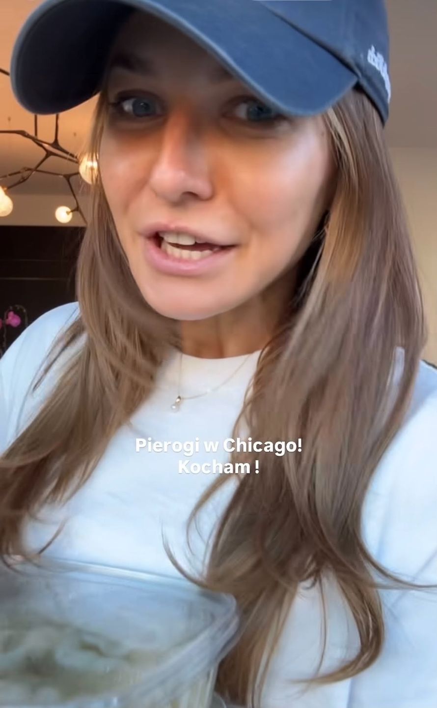 Anna Lewandowska zajada pierogi