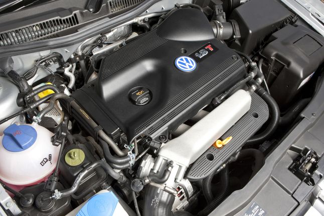 1.8 T to najpopularniejsza, benzynowa jednostka o podobnej mocy w koncernie VW z tego okresu. Czerwone T oznacza to samo co czerwone I w skrócie GTI - większą niż 150 KM moc.