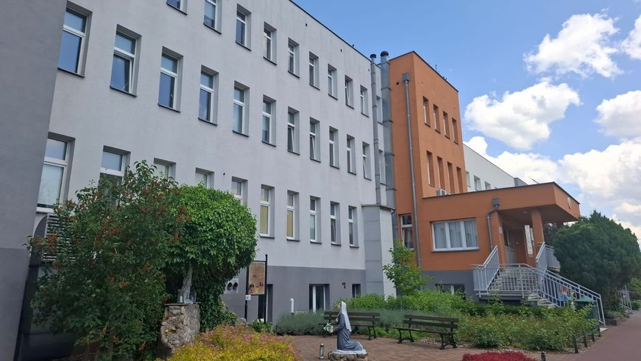 Szpital w Grodzisku Wielkopolskim od lat notuje stratę finansową. Placówka jest w trakcie restrukturyzacji, której celem jest ograniczenie kosztów i zrównanie ich z przychodami
