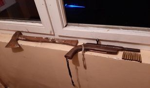 Kielce. Uzbrojony bezdomny na klatce w bloku. Miał siekierę i "broń" palną