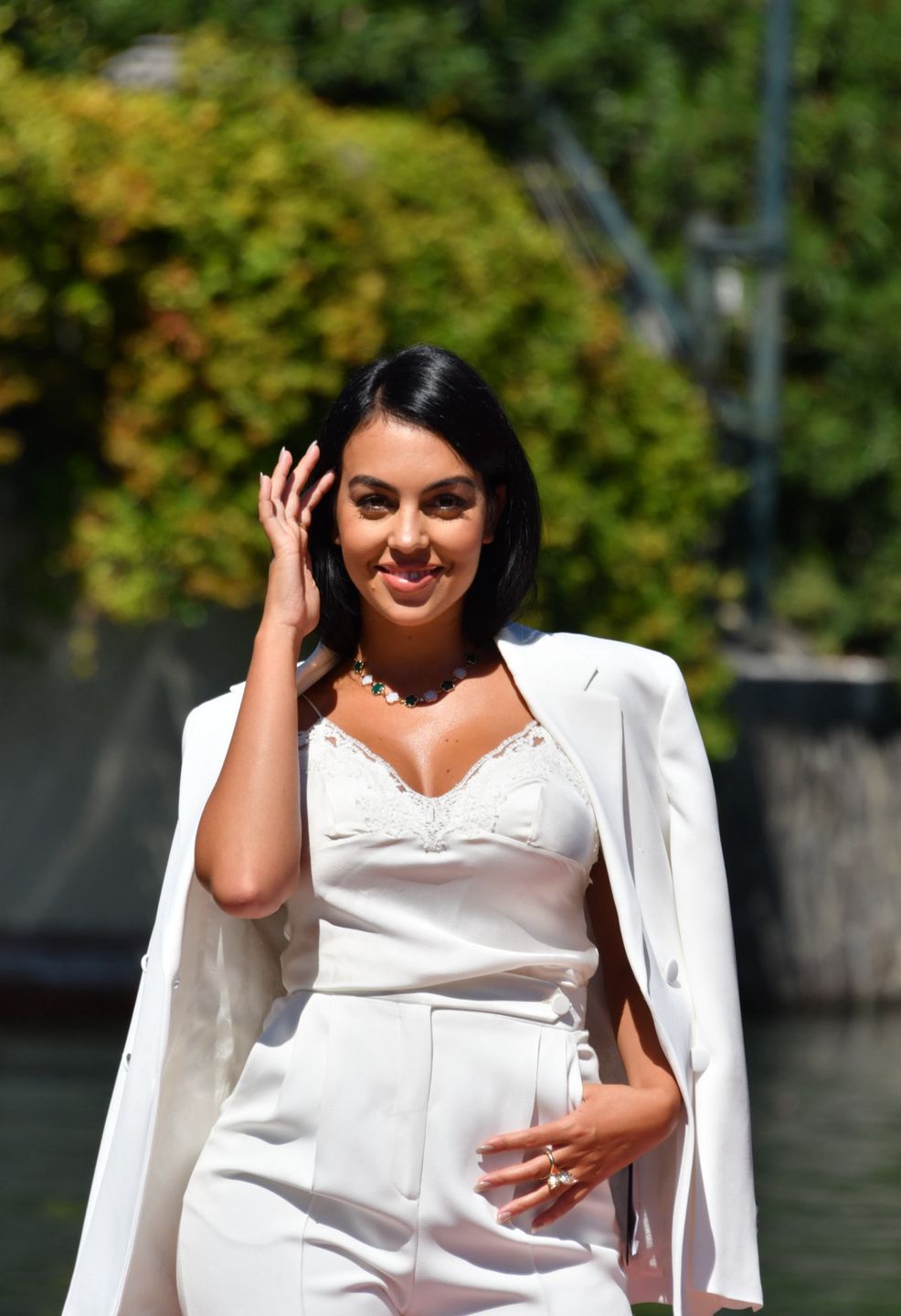 Georgina Rodriguez pozuje do zdjęć z metką przy marynarce